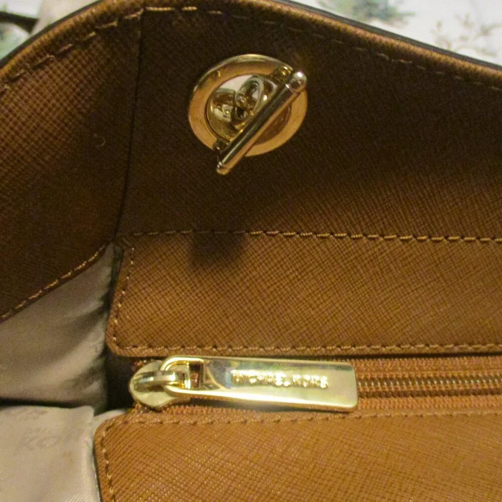 Like New Michael kors large shoulder purse jet set - Picture 13 of 14